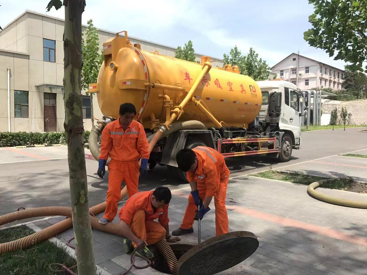 钢城管道疏通车停在窨井附近