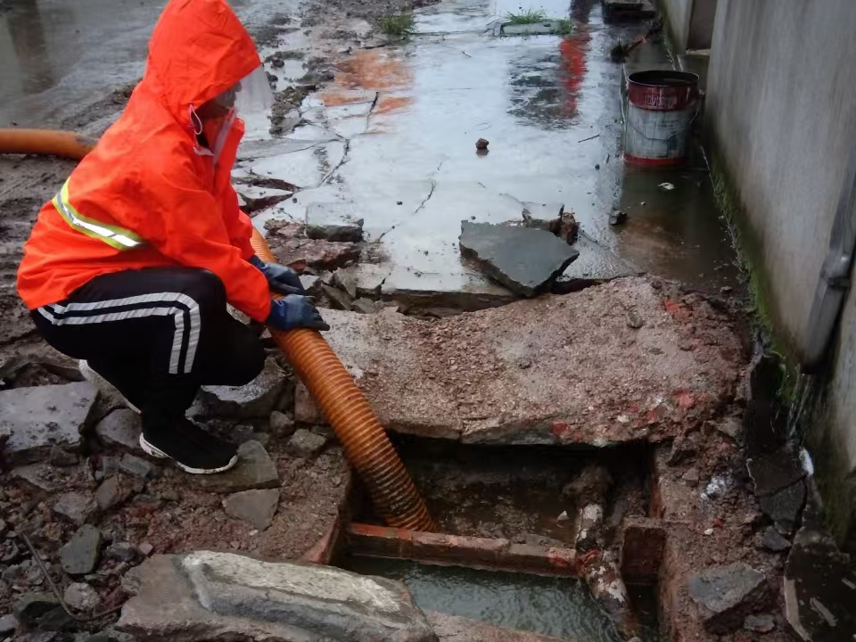 钢城专业清理污水池 炜誉市政以规范流程守护城市 “肠道”