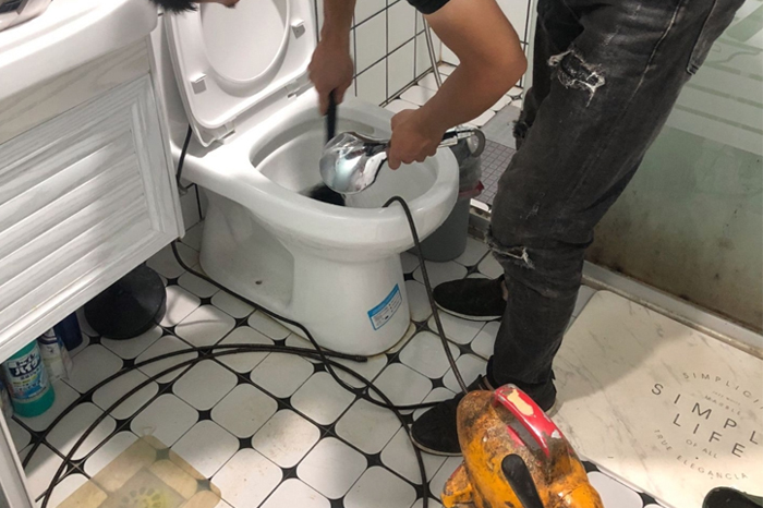 钢城马桶堵塞自己疏通还是找师傅?专业上门服务让你省时更省心